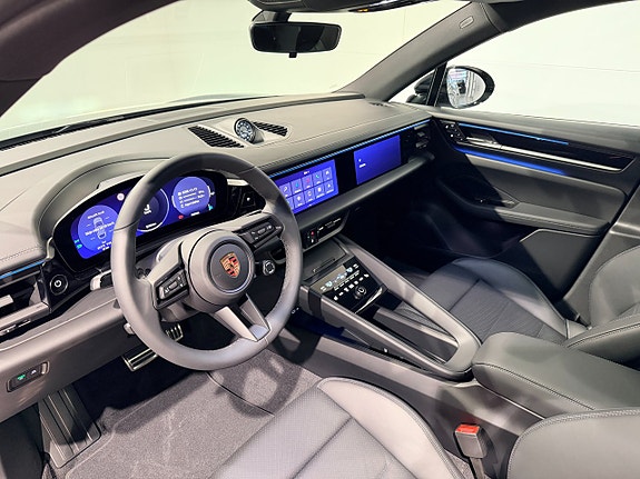 Porsche Macan 11 of 15