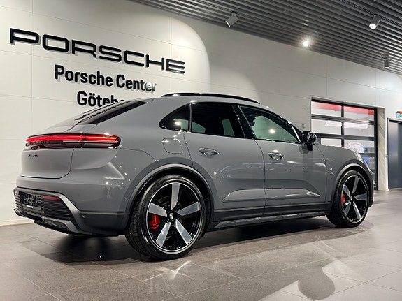 Porsche Macan 4 of 5