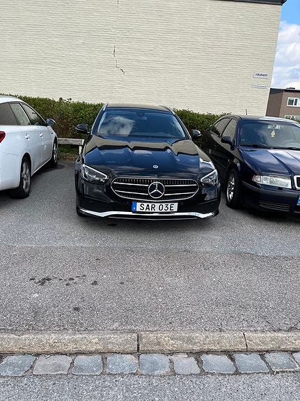 Mercedes-Benz E220 2 of 5