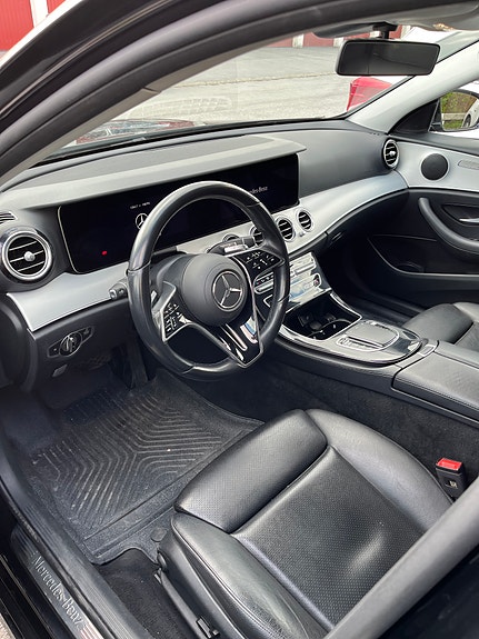 Mercedes-Benz E220 4 of 5