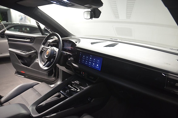 Porsche Macan 13 of 22