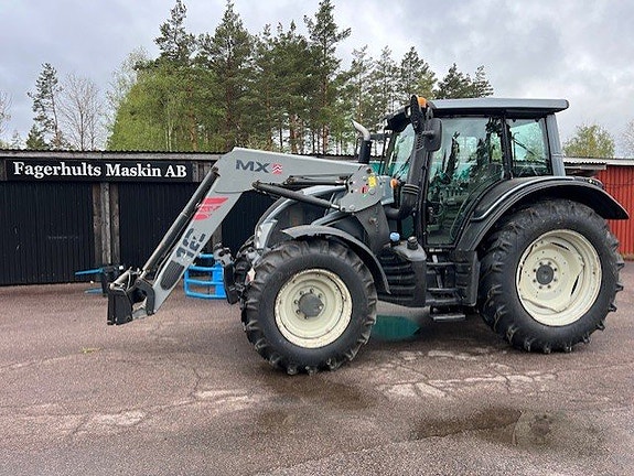 Valtra N123 med lastare och frontlyft.