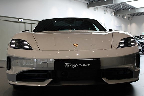 Porsche Taycan 4S 7 of 18