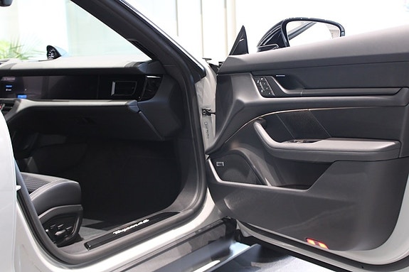 Porsche Taycan 4S 5 of 18