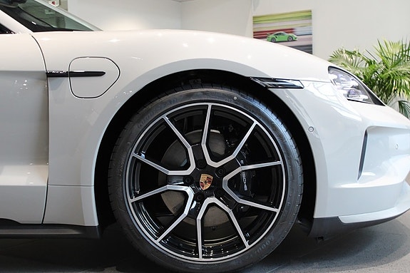 Porsche Taycan 4S 10 of 18