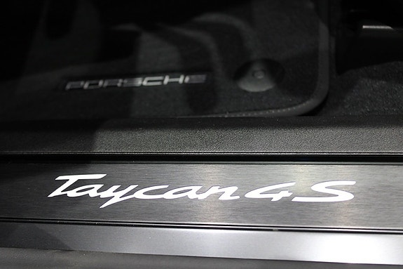 Porsche Taycan 4S 16 of 18
