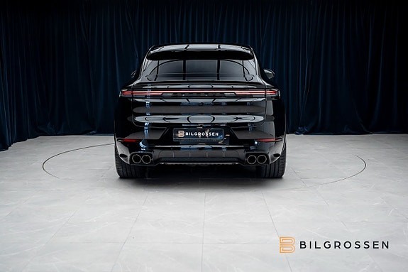 Porsche Cayenne 4 of 5