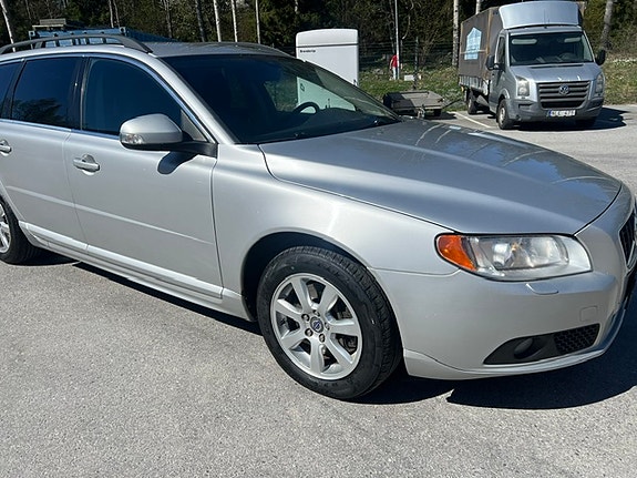 Volvo V70 2 of 14