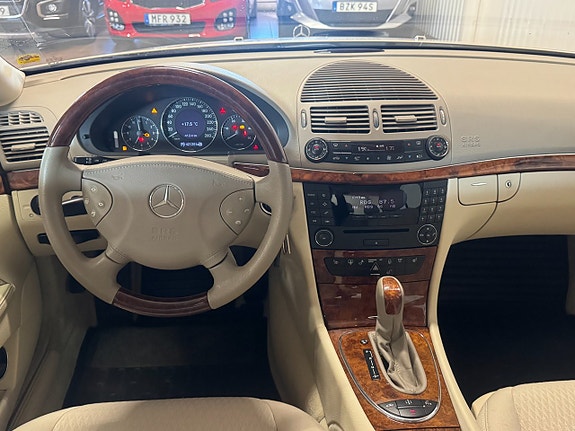 Mercedes-Benz E400 9 of 14
