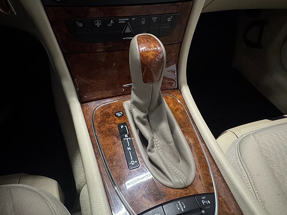 Mercedes-Benz E400 11 of 14