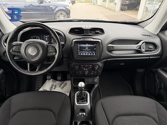 Jeep Renegade 12 of 16