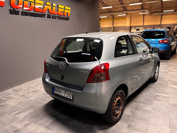 Toyota Yaris 2 of 8