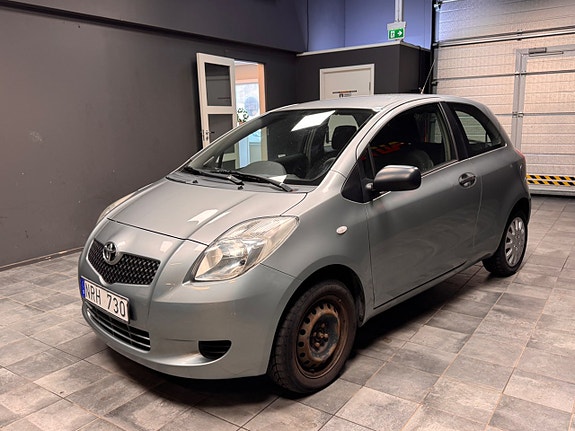 Toyota Yaris 5 of 8
