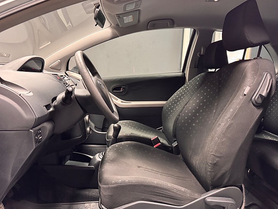 Toyota Yaris 6 of 8