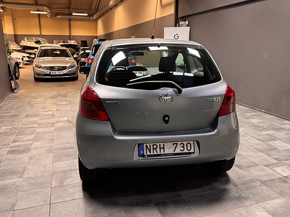 Toyota Yaris 3 of 8