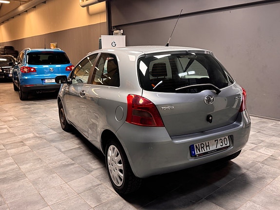 Toyota Yaris 4 of 8