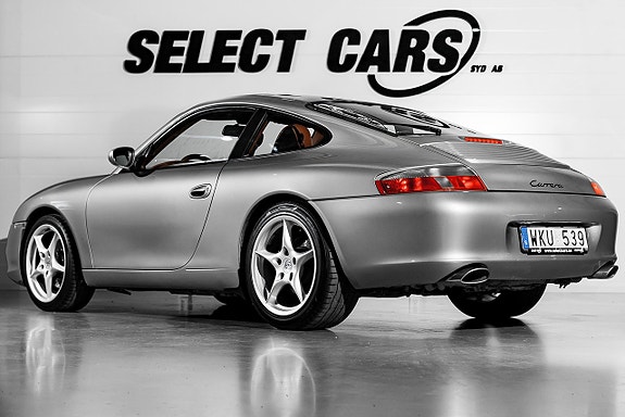 Porsche 911 Carrera 4 of 5