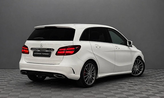 Mercedes-Benz B200 4 of 5