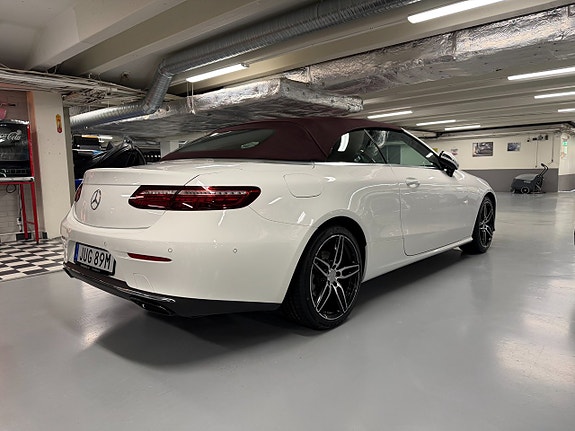 Mercedes-Benz E220 2 of 5