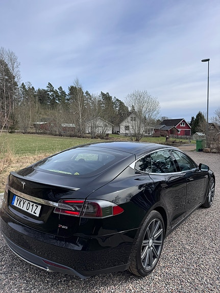 Tesla Model S 3 of 5