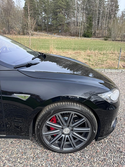Tesla Model S 2 of 5
