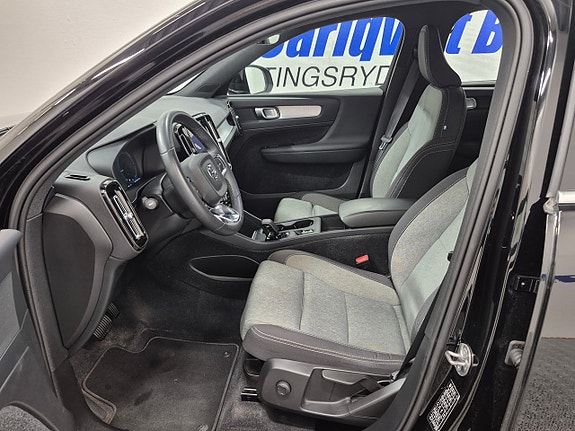 Volvo XC40 2 of 5