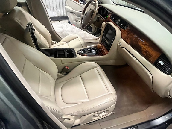 Jaguar XJ 21 of 30