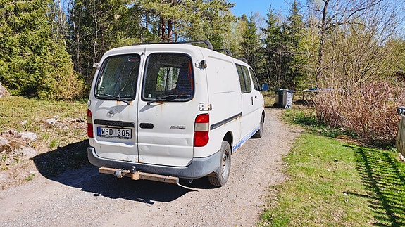 Toyota HiAce 2 of 5