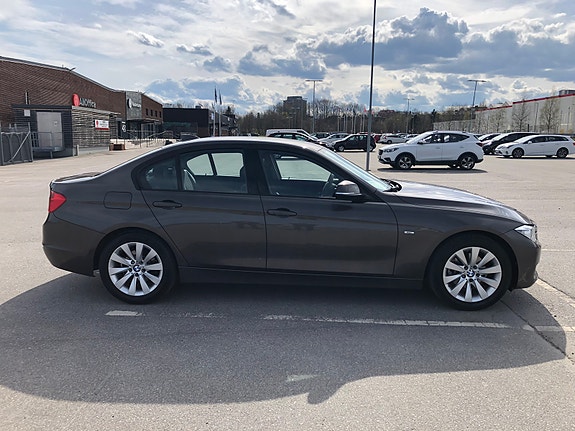 BMW 320d 2 of 5