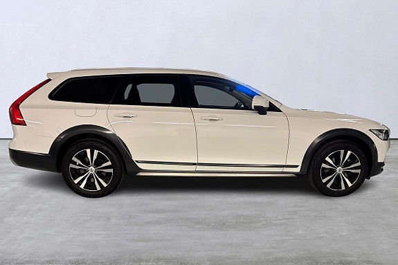 Volvo V90 Cross Country 3 of 5