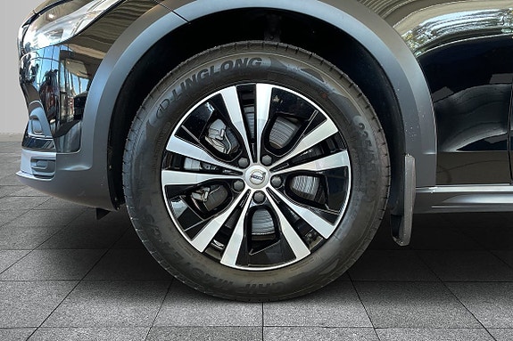Volvo V90 Cross Country 8 of 18