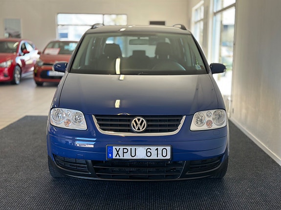 Volkswagen Touran 2 of 5