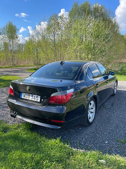 BMW 530i 3 of 5