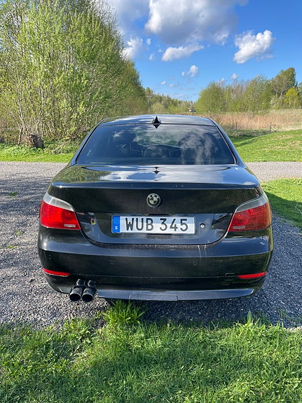 BMW 530i 4 of 5