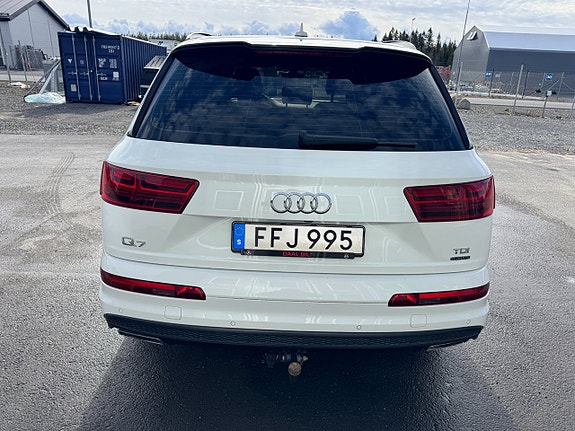 Audi Q7 4 of 5