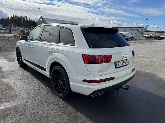 Audi Q7 3 of 5