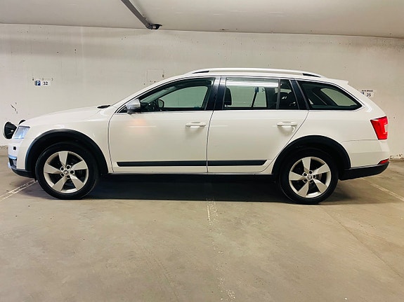 Skoda Octavia Scout 2 of 5