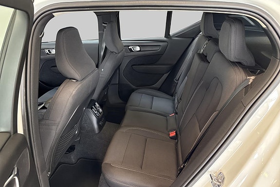 Volvo XC40 9 of 16
