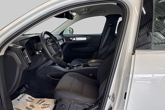 Volvo XC40 8 of 16
