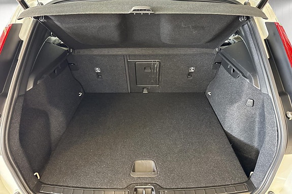 Volvo XC40 6 of 16