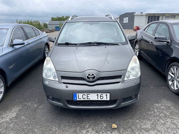 Toyota Corolla Verso 2 of 5