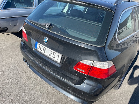 BMW 523i 4 of 5