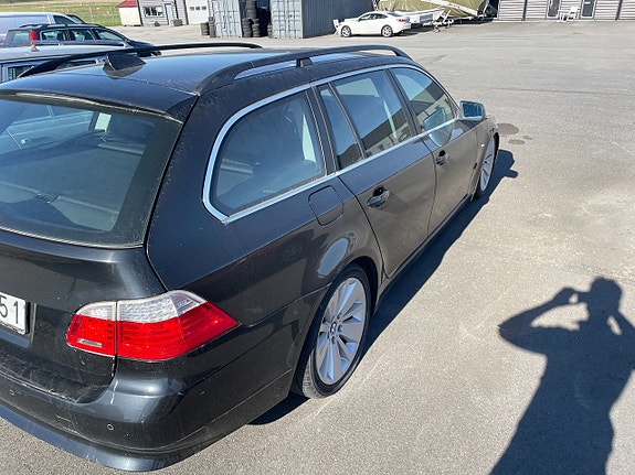 BMW 523i 3 of 5