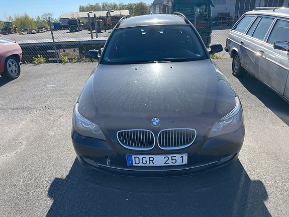 BMW 523i 2 of 5