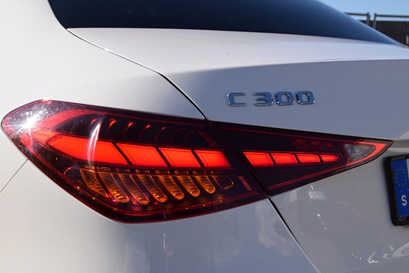 Mercedes-Benz C300 25 of 27