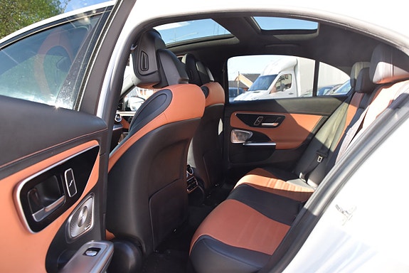 Mercedes-Benz C300 11 of 27