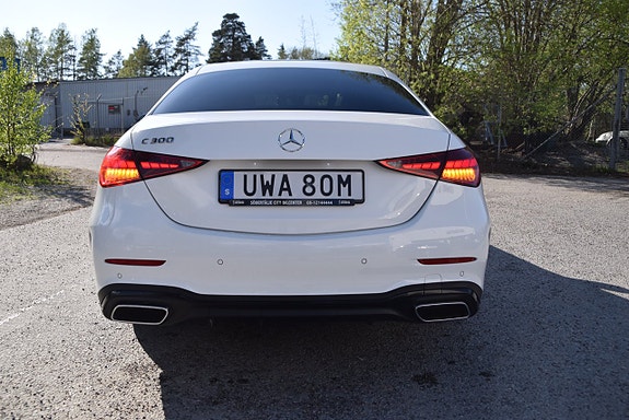 Mercedes-Benz C300 4 of 5