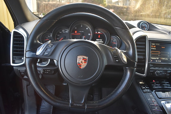 Porsche Cayenne 4 of 5