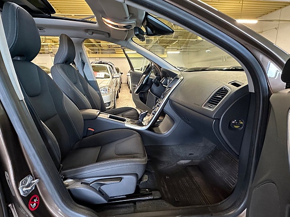 Volvo XC60 11 of 25