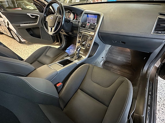 Volvo XC60 8 of 25